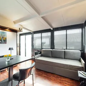 Mikka Studios: Luxury Apartment